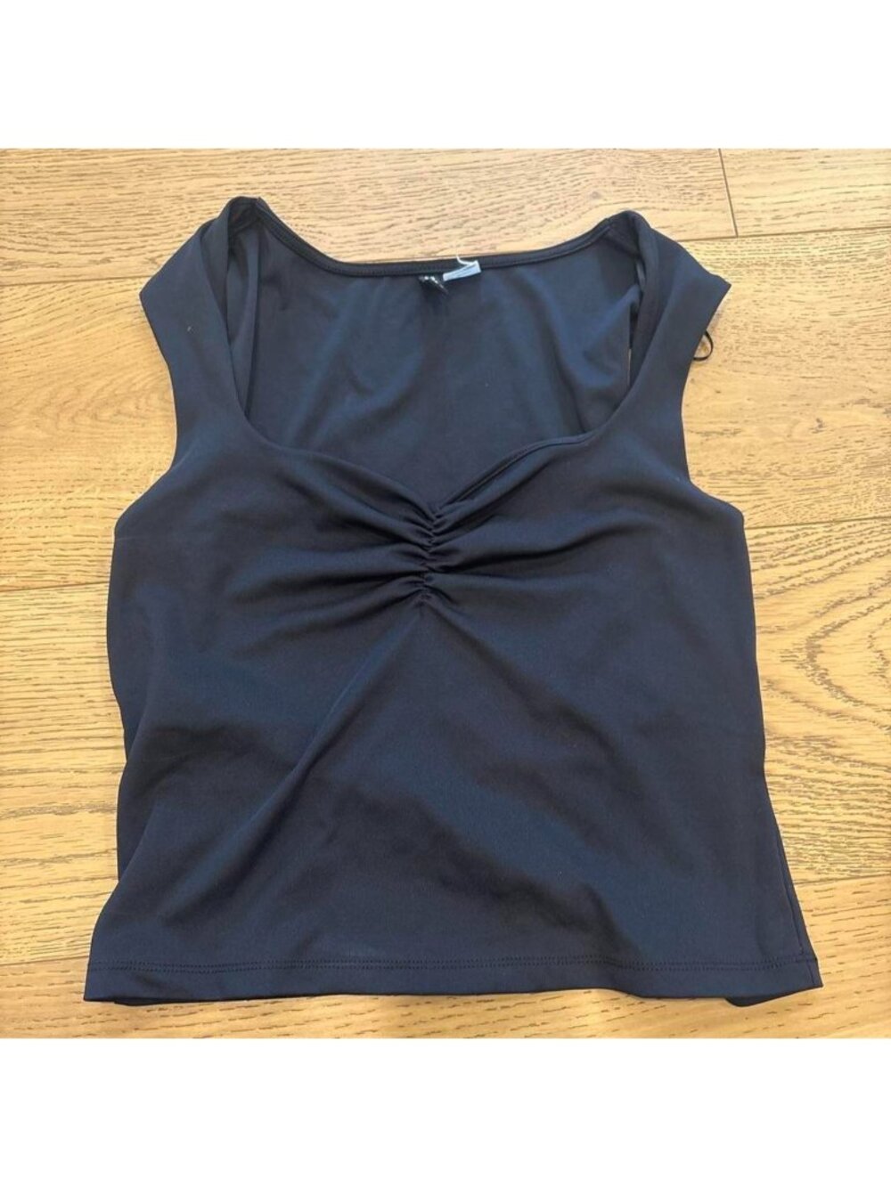 Black crop top with ruched detail #ruched #cropped #h&m
